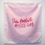 This barbie hates cops (série “Les pleurs de l’aube”)