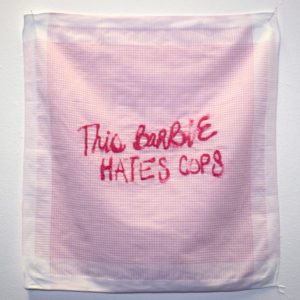 This barbie hates cops (série “Les pleurs de l’aube”)