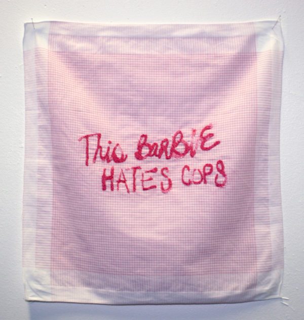 This barbie hates cops (série “Les pleurs de l’aube”)