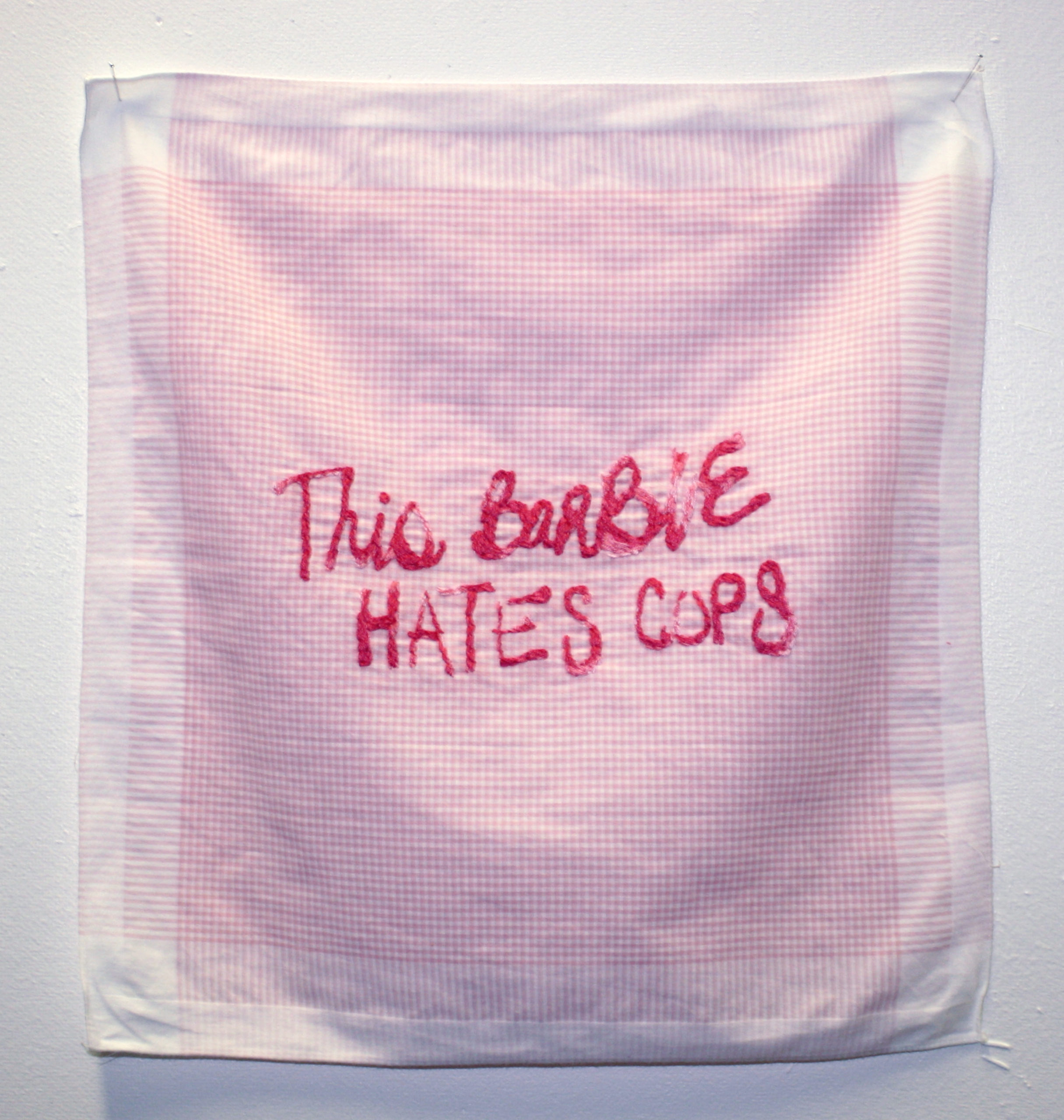 This barbie hates cops (série “Les pleurs de l’aube”)