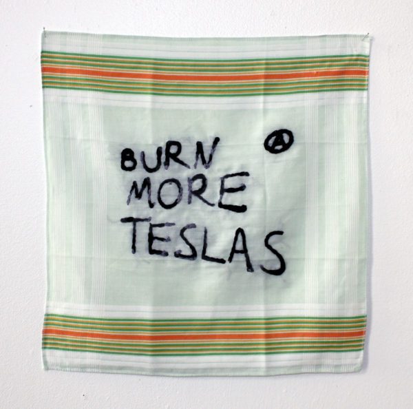 'Burn more teslas', mouchoir brodé