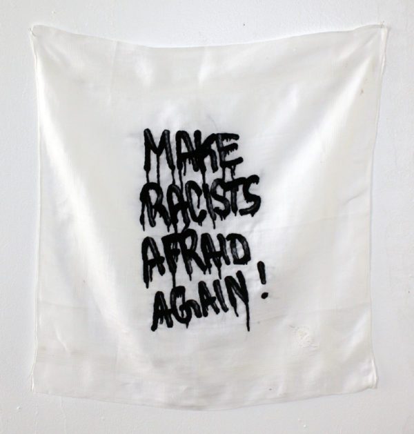 "Make racists afraid again !" (série "les pleurs de l'aube"), broderie sur mouchoir, 43 x 43 cm, 2025.